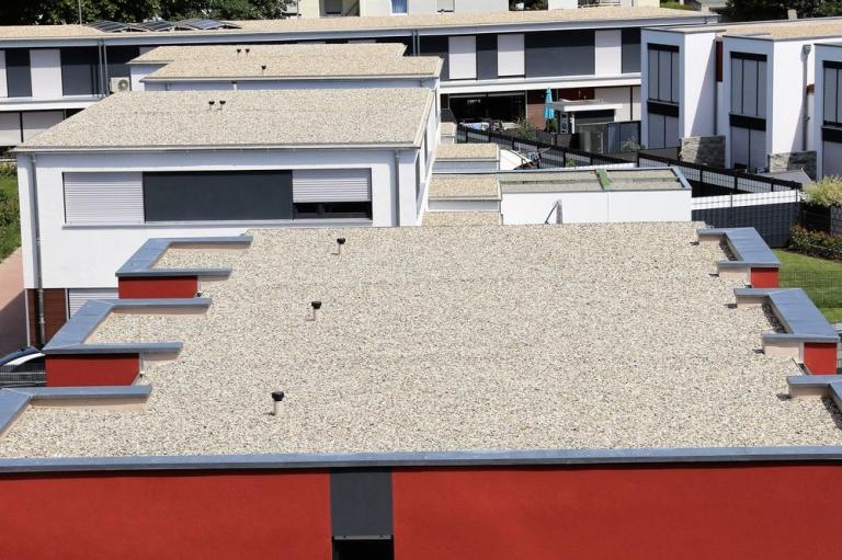 Entretenir sa toiture-terrasse à Nantes, conseils essentiels